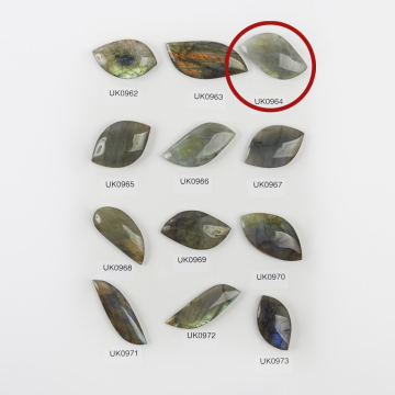 Labradoryt kaboszon nieregularny 38mm