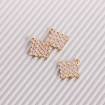 Zawieszka emaliowana kwadrat w kółeczka różowy 15mm