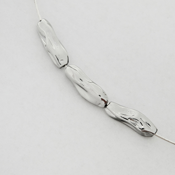 Przekładka oliwka długa gnieciona z mosiądzu w kolorze srebrnym 17x5,5mm