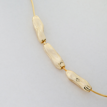 Przekładka oliwka długa gnieciona z mosiądzu w kolorze złotym 17x5,5mm