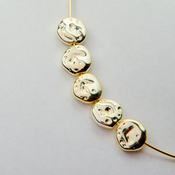 Przekładka krążek nieregularny z mosiądzu w kolorze złotym 13x4,5mm