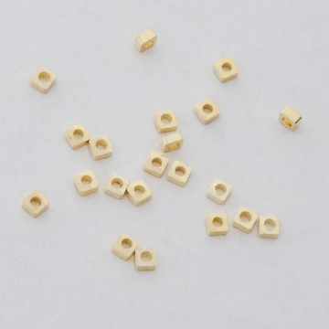 Przekładka kwadracik z mosiądzu w kolorze złotym 2x1mm