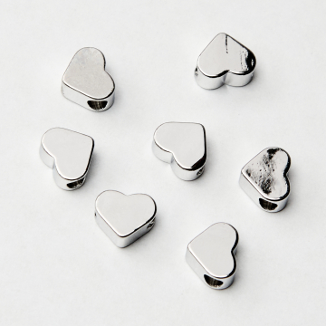 Koralik w kształcie serduszka z mosiądzu w kolorze srebrnym 5x6mm