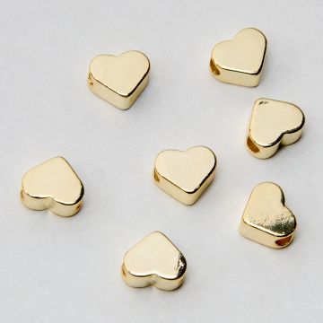 Koralik w kształcie serduszka z mosiądzu w kolorze złotym 5x6mm