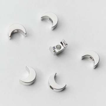 Koralik w kształcie księżyca z mosiądzu w kolorze srebrnym 7x5mm