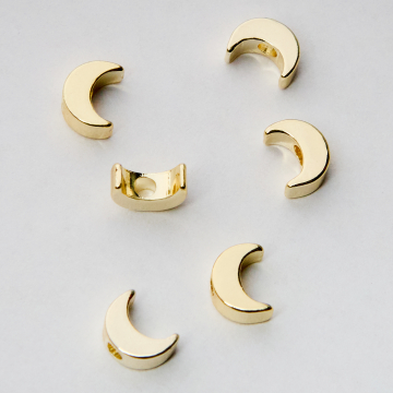 Koralik w kształcie księżyca z mosiądzu w kolorze złotym 7x5mm