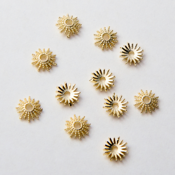 Czapeczka słoneczko do koralików z mosiądzu w kolorze złotym 6mm