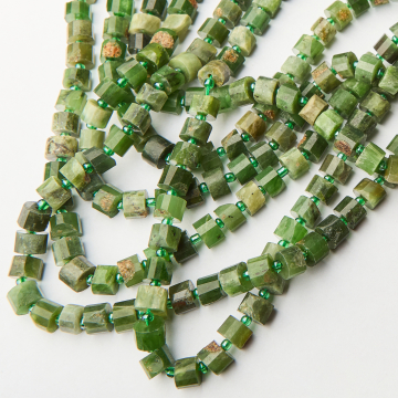 Jadeit naturalny walec fasetowany 6x8,5mm