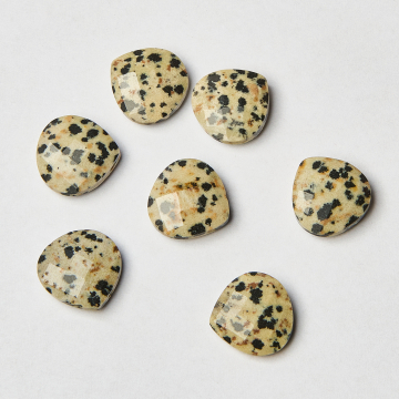 Zawieszka z jaspisu dalmatyńskiego łezka fasetowana 15x15mm