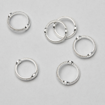 Okrągła ramka do koralików w kolorze srebrnym 8mm