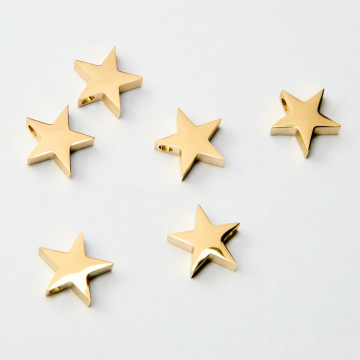 Koralik gwiazdka ze stali chirurgicznej w kolorze złotym 10mm