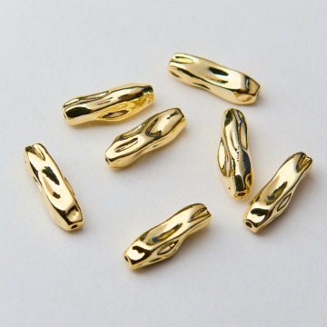 Przekładka oliwka długa gnieciona z mosiądzu w kolorze złotym 17x5,5mm