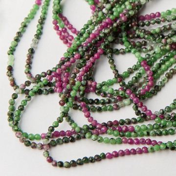 Zoisyt z rubinem kulka fasetowana cieniowana 3mm