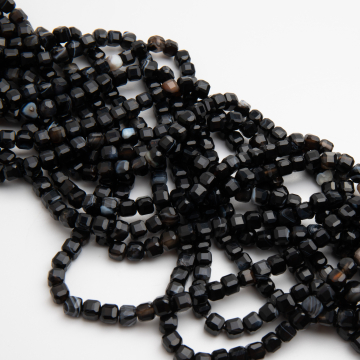 Sardonyks kostka fasetowana 5mm