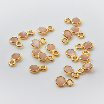 Chalcedon różowy fasetowany w okuciu zawieszka pozłacana 4mm