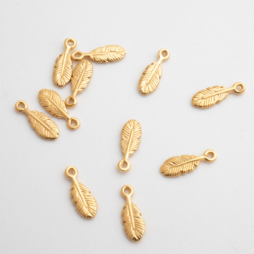 Zawieszka srebrna piórko AG925 pozłacane 12x4mm