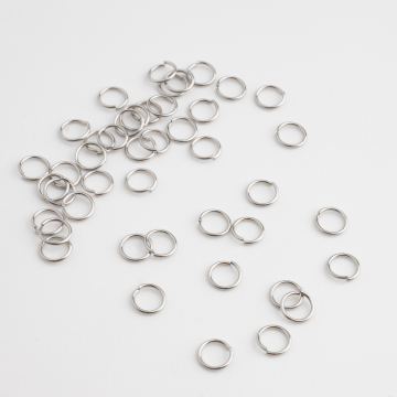 Kółeczka zaciskowe ze stali chirurgicznej w kolorze srebrnym 6x0,7mm