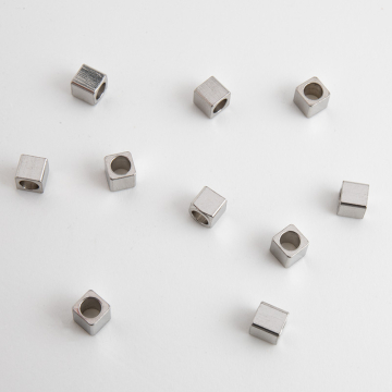 Przekładka ze stali chirurgicznej kostka w kolorze srebrnym 3mm