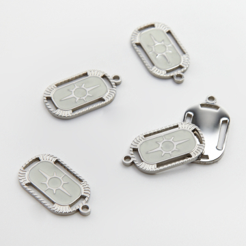 Emaliowana zawieszka ze stali chirurgicznej prostokąt ze słońcem w kolorze srebrnym 21,5mm