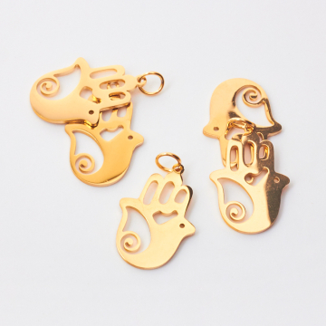 Zawieszka ze stali szlachetnej ręka fatimy ze skrzydełkiem do naszyjników w kolorze złotym 22mm