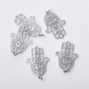 Zawieszka ze stali szlachetnej ręka fatimy ażurowa do naszyjników w kolorze srebrnym 26mm