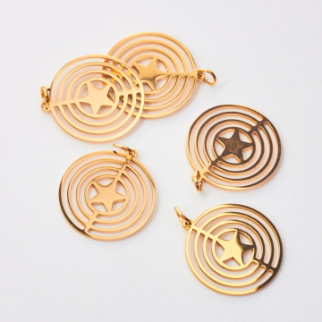 Zawieszka ze stali szlachetnej mini gwiazdka w kółkach do naszyjników w kolorze złotym 22mm