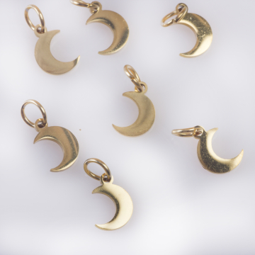 Zawieszka ze stali chirurgicznej księżyc w kolorze złotym 11mm PVD