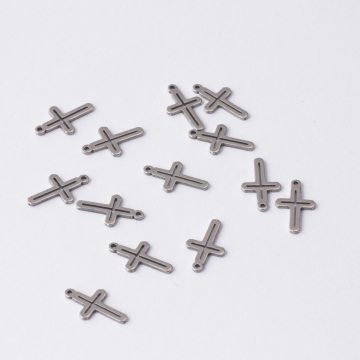 Zawieszka ze stali szlachetnej krzyż w kolorze srebrnym 13x8