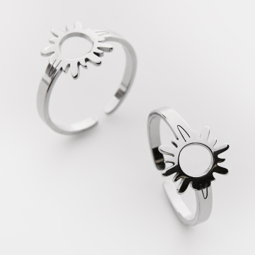 Pierścionek regulowany ze stali chirurgicznej ze słoneczkiem w kolorze srebrnym 20mm