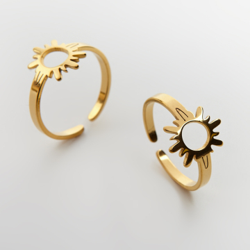 Pierścionek regulowany ze stali chirurgicznej ze słoneczkiem w kolorze złotym 20mm