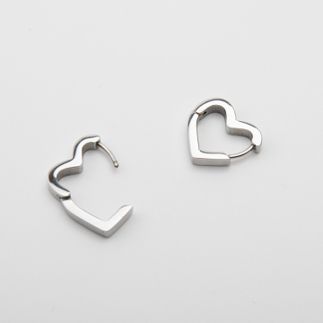 Kolczyki kajdanki ze stali chirurgicznej trójkąty serca w kolorze srebrnym 15,5x15mm