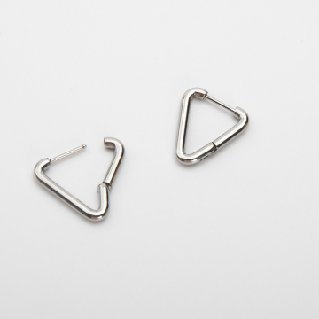 Kolczyki kajdanki ze stali chirurgicznej trójkąty okrągłe w kolorze srebrnym 20mm