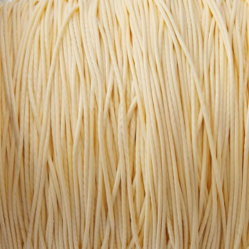 Sznurek powlekany waniliowy 0,5mm