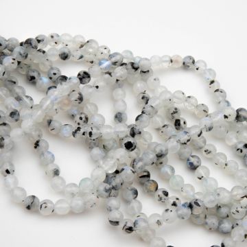 Kamień księżycowy z czarnym turmalinem kulka gładka 6mm