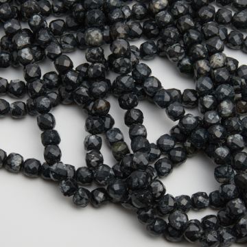 Jaspis śnieżny kostka fasetowana 7mm