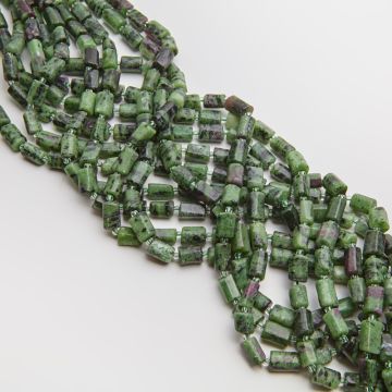 Zoisyt z rubinem słupek ciosany 8x11mm