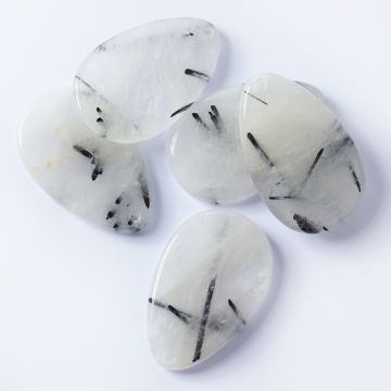 Kryształ górski z czarnym turmalinem zawieszka owal 50-56mm Kryształ górski z czarnym turmalinem zawieszka owal 50-56mm