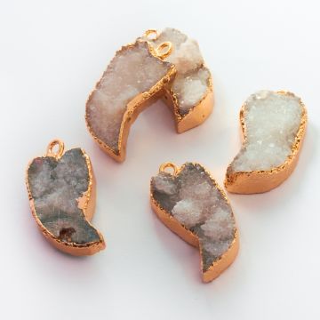 Zawieszka Agat druzy w złotym okuciu kieł biały 30mm Zawieszka Agat druzy w złotym okuciu kieł biały 30mm