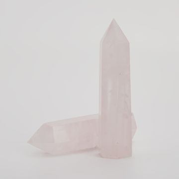 Słupek z kryształu górskiego różowego 9-10cm Słupek z kryształu górskiego różowego 9-10cm