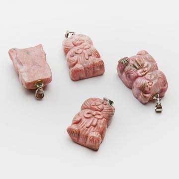 Rodonit zawieszka miś rzeźbiona z kokardką 30mm