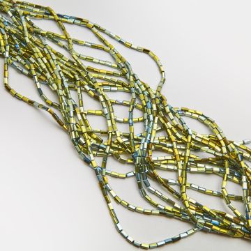 Kryształki słupki fasetowane metalic green 2,5x4,5mm