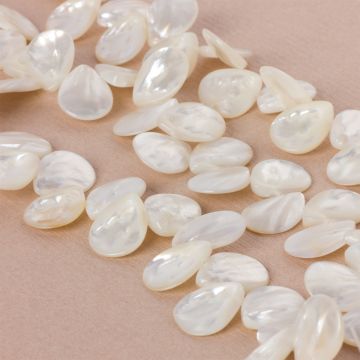 Masa perłowa srebrzysta łezka biała wypukła 20x15mm Masa perłowa srebrzysta łezka biała wypukła 20x15mm