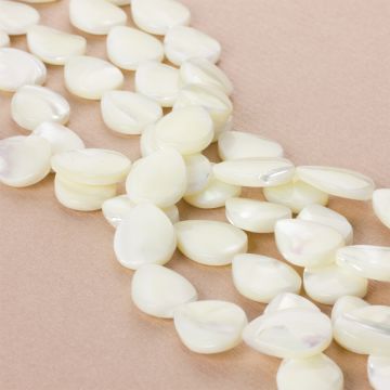 Masa perłowa srebrzysta łezka biała 20x15mm Masa perłowa srebrzysta łezka biała 20x15mm