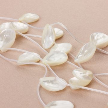 Masa perłowa srebrzysta biała łezka 25x18mm Masa perłowa srebrzysta biała łezka 25x18mm