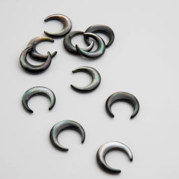 Czarna masa perłowa opalizująca róg obfitości 20mm