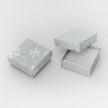 Pudełko ozdobne do biżuterii gwiazdki srebrne 6x6x2,5cm Pudełko ozdobne do biżuterii gwiazdki srebrne 6x6x2,5cm