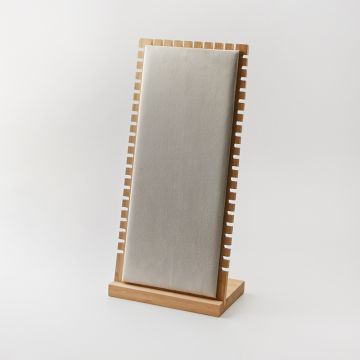 Ekspozytor bambusowy do naszyjników z białą poduszką  40x18cm