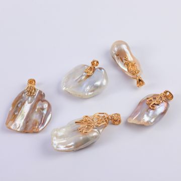 Zawieszka z perły naturalnej białej w złotej krawatce 25-50mm