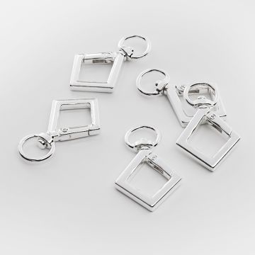 Ozdobny karabińczyk kopnięty kwadrat w kolorze srebrnym 4,5cm