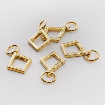 Ozdobny karabińczyk kopnięty kwadrat w kolorze zlotym 4,5cm